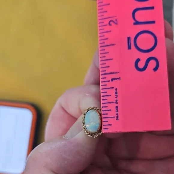 Vintage opal stud earrings set in 9 CT gold with a rope or "florette" border. - Picture 7 of 9